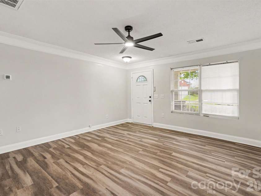 6010 Raisin Tree Lane, Charlotte, NC 28215.  MLS# CAR4394434, YatesRealty ID 31005. Living Room