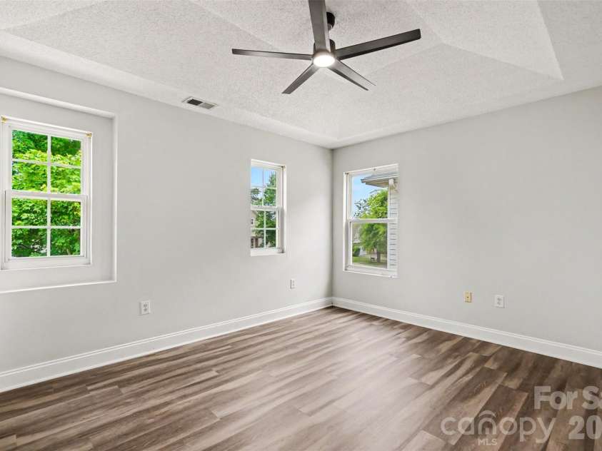 6010 Raisin Tree Lane, Charlotte, NC 28215.  MLS# CAR4394434, YatesRealty ID 31005. Primary Suite
