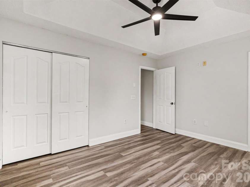 6010 Raisin Tree Lane, Charlotte, NC 28215.  MLS# CAR4394434, YatesRealty ID 31005. Primary Suite