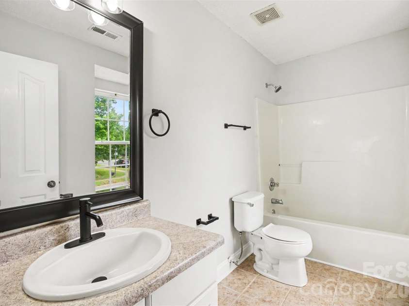 6010 Raisin Tree Lane, Charlotte, NC 28215.  MLS# CAR4394434, YatesRealty ID 31005. Primary Suite Full Bathroom