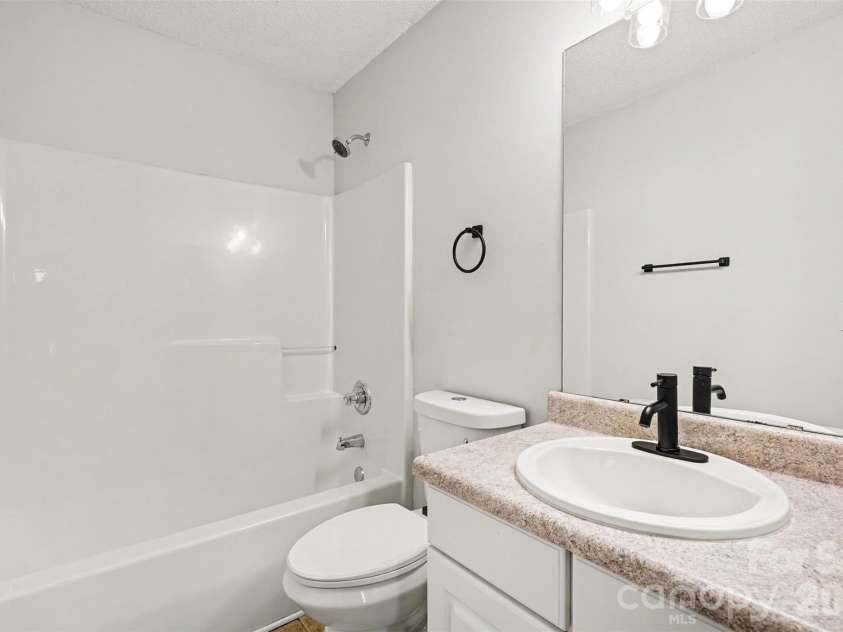 6010 Raisin Tree Lane, Charlotte, NC 28215.  MLS# CAR4394434, YatesRealty ID 31005. Upstairs Full Hallway Bathroom
