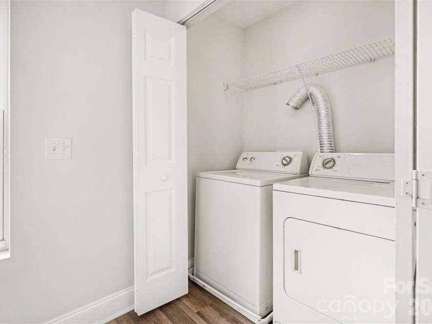 6010 Raisin Tree Lane, Charlotte, NC 28215.  MLS# CAR4394434, YatesRealty ID 31005. Upstairs Laundry