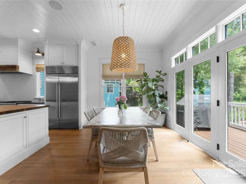 2941 Forest Park Drive, Charlotte, NC 28209.  MLS# CAR4265458, YatesRealty ID 31006. Spacious kitchen eat-in area