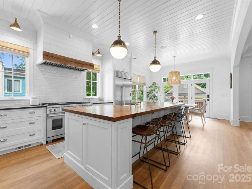 2941 Forest Park Drive, Charlotte, NC 28209.  MLS# CAR4265458, YatesRealty ID 31006. Spacious kitchen with ample seating and lots of natural light.