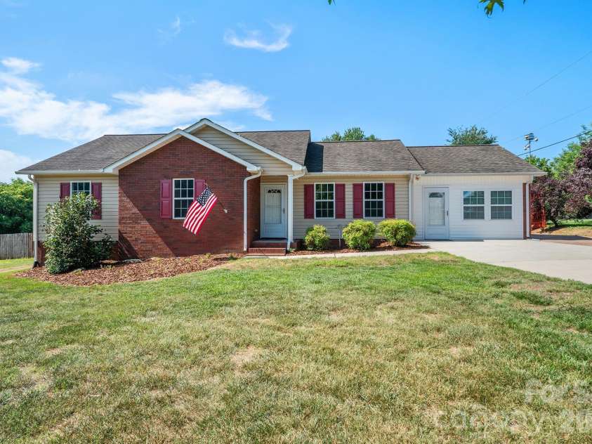 114 Glenwood Valley Drive, Harmony, NC 28634.  MLS# CAR4394401, YatesRealty ID 31007. 
