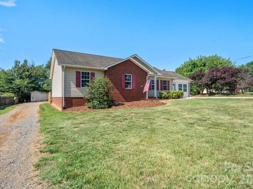 114 Glenwood Valley Drive, Harmony, NC 28634.  MLS# CAR4394401, YatesRealty ID 31007. 