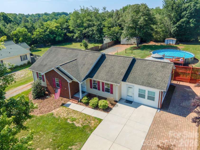 114 Glenwood Valley Drive, Harmony, NC 28634.  MLS# CAR4394401, YatesRealty ID 31007. 