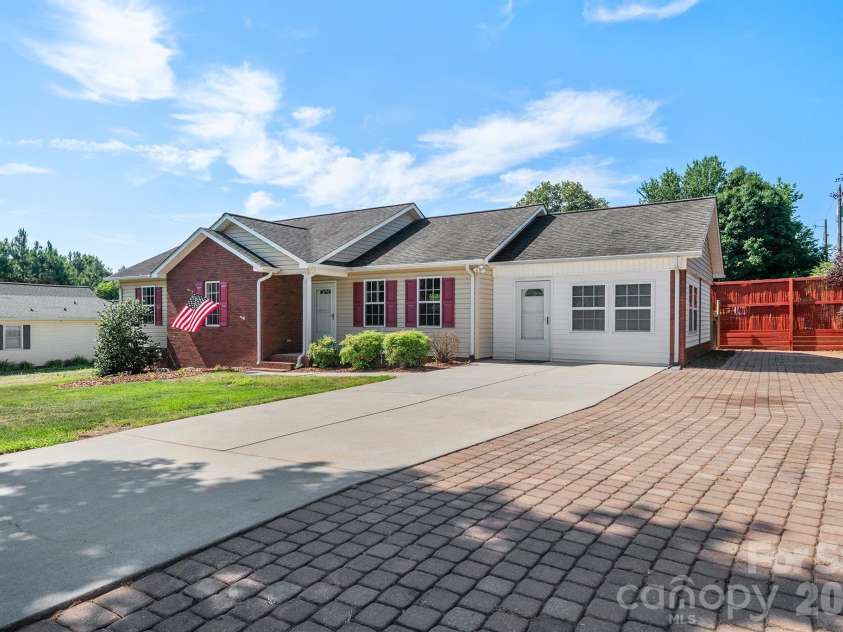114 Glenwood Valley Drive, Harmony, NC 28634.  MLS# CAR4394401, YatesRealty ID 31007. 