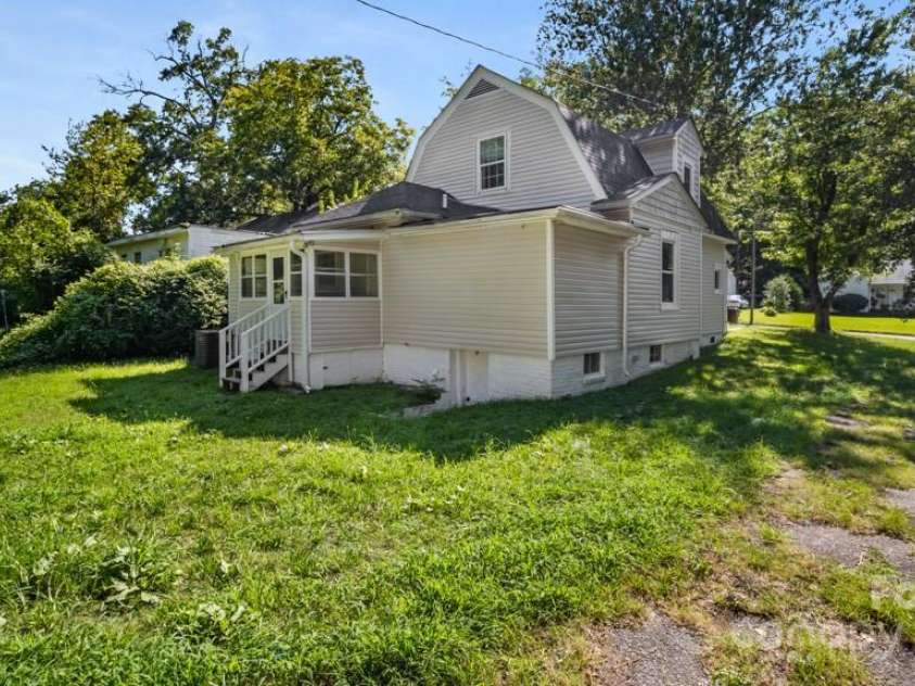 1215 Highland Avenue, Greensboro, NC 27403.  MLS# CAR4288756, YatesRealty ID 31007. 