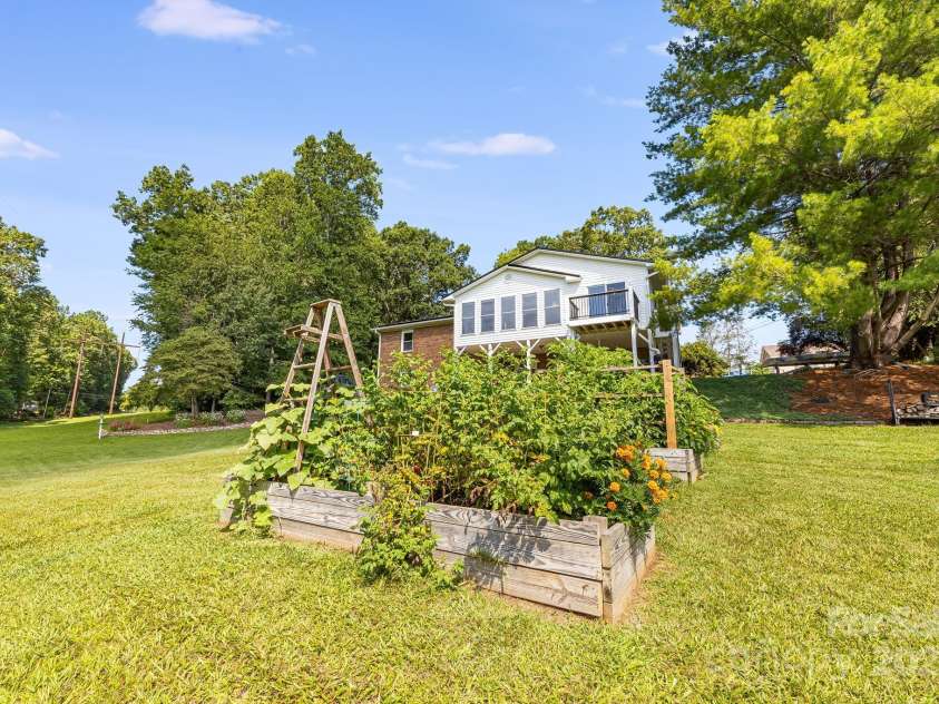 23 Sun Up Lane, Candler, NC 28715.  MLS# CAR4278167, YatesRealty ID 31008. 