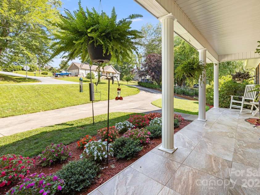 23 Sun Up Lane, Candler, NC 28715.  MLS# CAR4278167, YatesRealty ID 31008. 