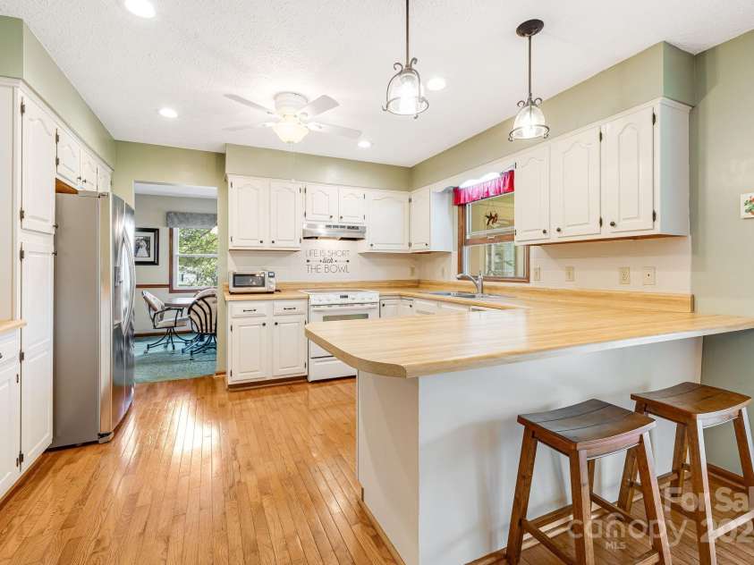 23 Sun Up Lane, Candler, NC 28715.  MLS# CAR4278167, YatesRealty ID 31008. 