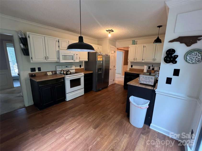 4107 Brownes Ferry Road, Charlotte, NC 28269.  MLS# CAR4288748, YatesRealty ID 31009. Eat-in Kitchen