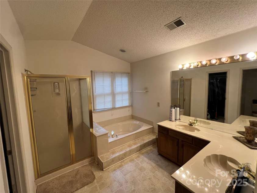 4107 Brownes Ferry Road, Charlotte, NC 28269.  MLS# CAR4288748, YatesRealty ID 31009. Master Bath