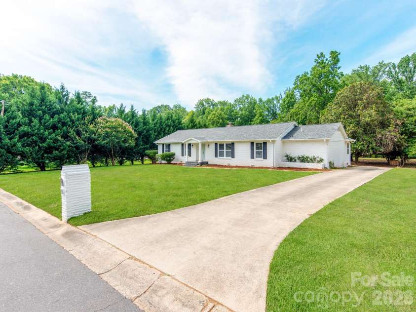 629 Belmorrow Drive, Charlotte, NC 28214.  MLS# CAR4394575, YatesRealty ID 31009. 