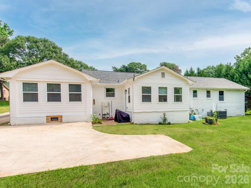 629 Belmorrow Drive, Charlotte, NC 28214.  MLS# CAR4394575, YatesRealty ID 31009. 