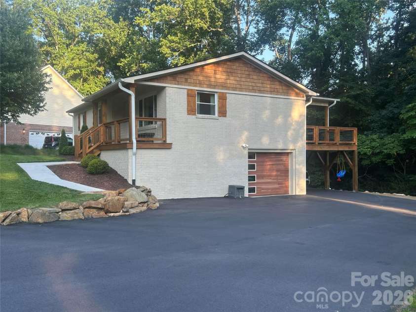 10 Oakwood Drive, Weaverville, NC 28787.  MLS# CAR4394704, YatesRealty ID 31011. 
