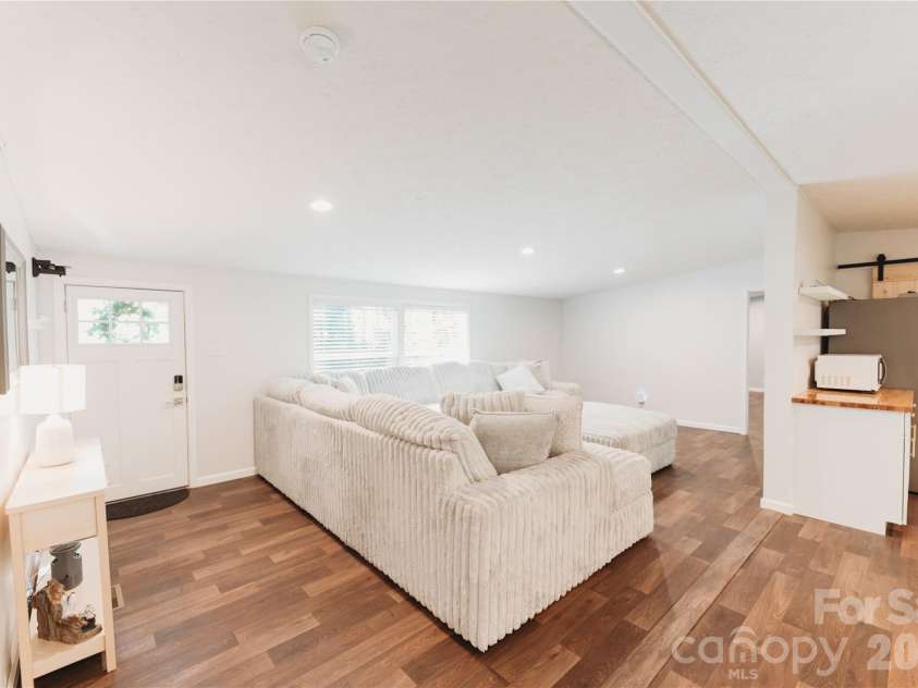 17 Hickory Acres Road, Hendersonville, NC 28792.  MLS# CAR4394130, YatesRealty ID 31013. 