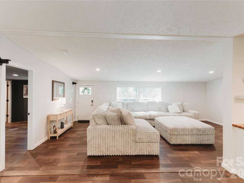 17 Hickory Acres Road, Hendersonville, NC 28792.  MLS# CAR4394130, YatesRealty ID 31013. 