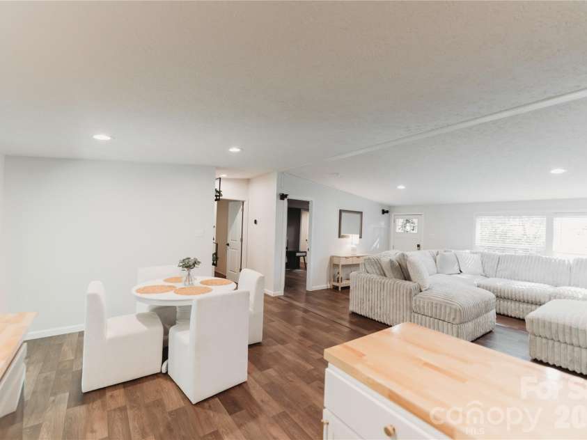 17 Hickory Acres Road, Hendersonville, NC 28792.  MLS# CAR4394130, YatesRealty ID 31013. 
