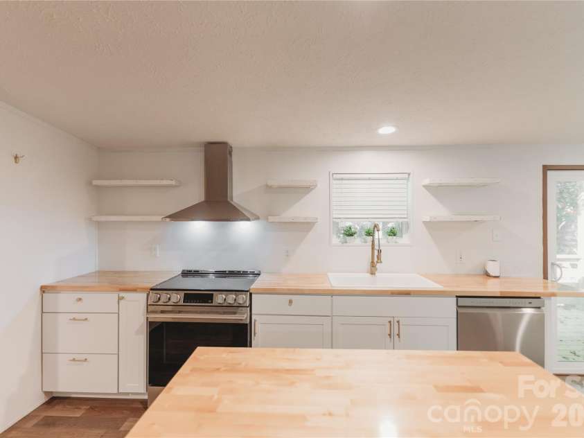 17 Hickory Acres Road, Hendersonville, NC 28792.  MLS# CAR4394130, YatesRealty ID 31013. 
