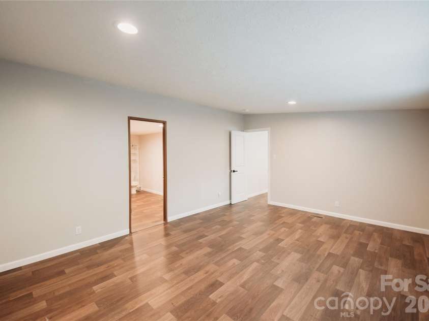 17 Hickory Acres Road, Hendersonville, NC 28792.  MLS# CAR4394130, YatesRealty ID 31013. 