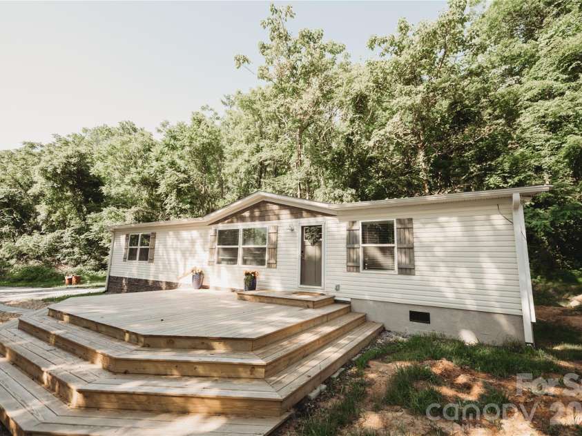 17 Hickory Acres Road, Hendersonville, NC 28792.  MLS# CAR4394130, YatesRealty ID 31013. 