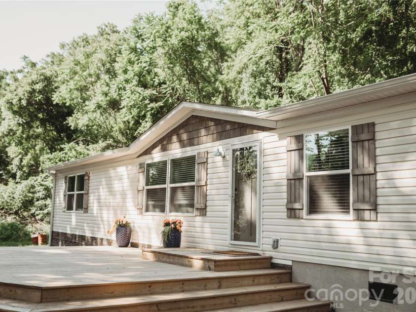 17 Hickory Acres Road, Hendersonville, NC 28792.  MLS# CAR4394130, YatesRealty ID 31013. 