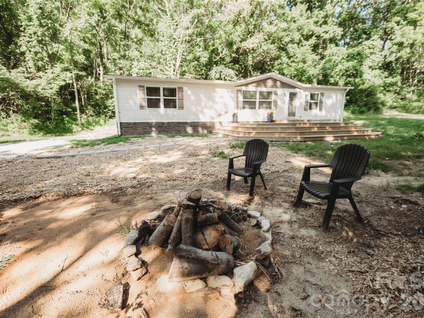17 Hickory Acres Road, Hendersonville, NC 28792.  MLS# CAR4394130, YatesRealty ID 31013. 
