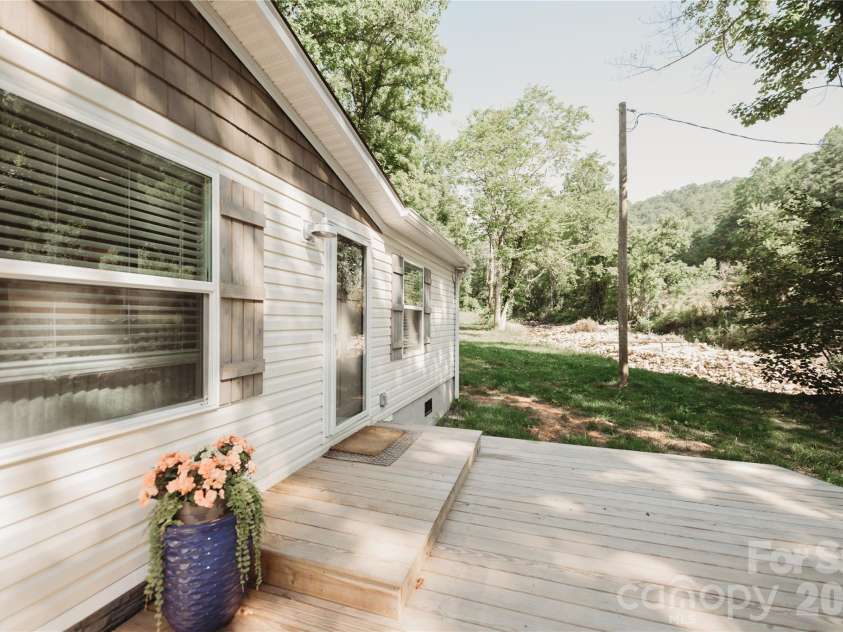 17 Hickory Acres Road, Hendersonville, NC 28792.  MLS# CAR4394130, YatesRealty ID 31013. 