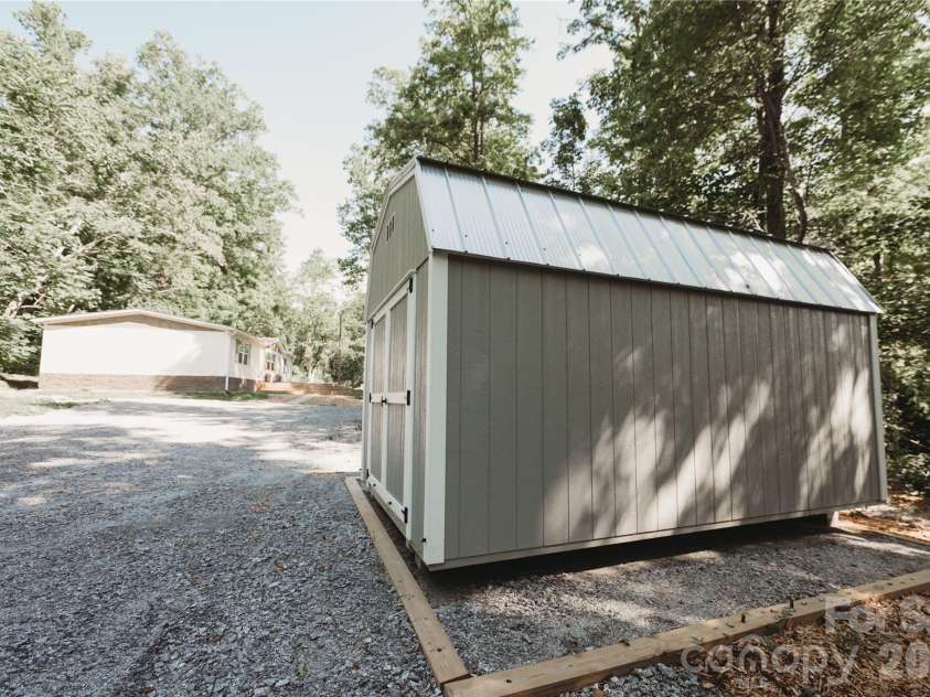 17 Hickory Acres Road, Hendersonville, NC 28792.  MLS# CAR4394130, YatesRealty ID 31013. 