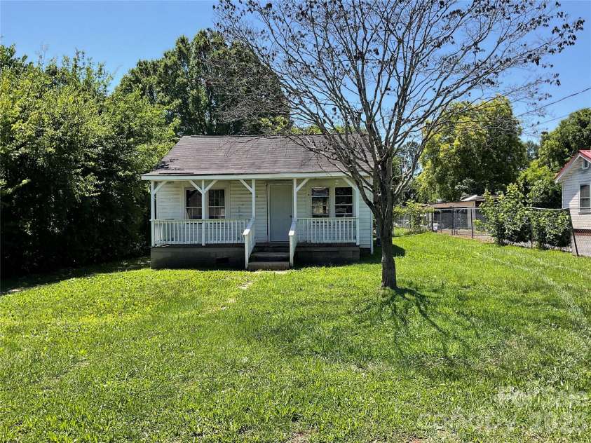 1024 Catawba Street, Lincolnton, NC 28092.  MLS# CAR4394712, YatesRealty ID 31014. 
