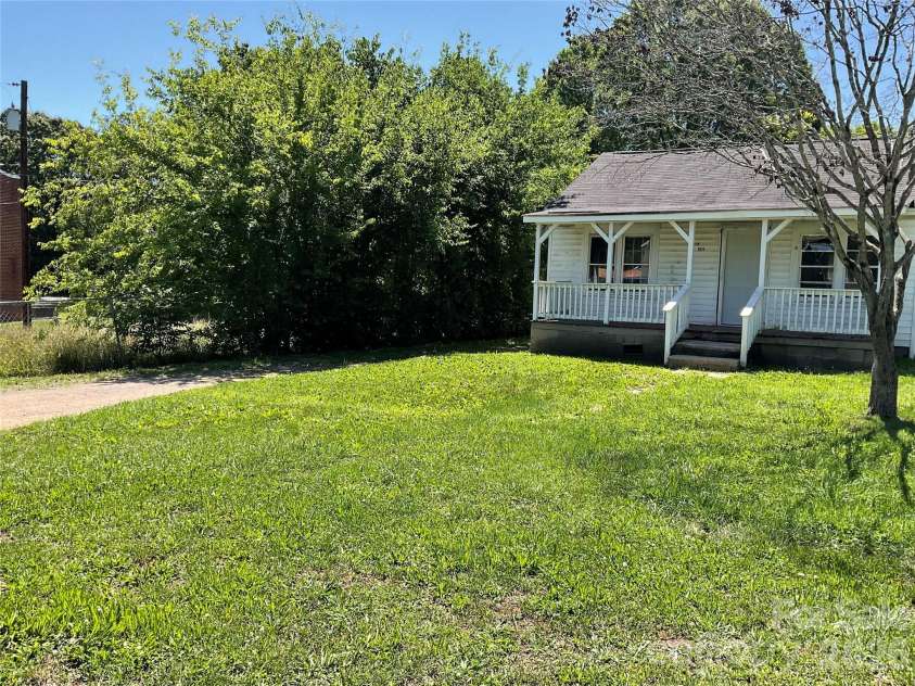 1024 Catawba Street, Lincolnton, NC 28092.  MLS# CAR4394712, YatesRealty ID 31014. 