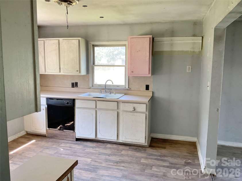 1024 Catawba Street, Lincolnton, NC 28092.  MLS# CAR4394712, YatesRealty ID 31014. 