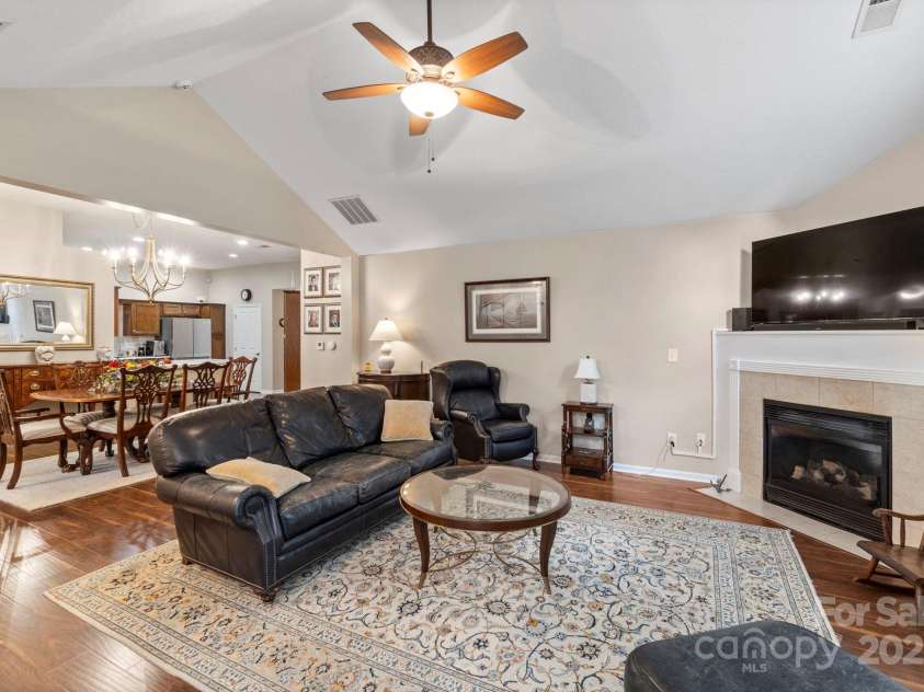 2459 Coltsview Lane, Matthews, NC 28105.  MLS# CAR4286907, YatesRealty ID 31015. 