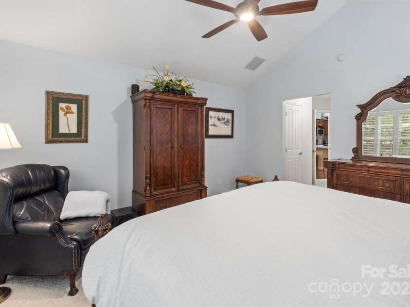2459 Coltsview Lane, Matthews, NC 28105.  MLS# CAR4286907, YatesRealty ID 31015. 