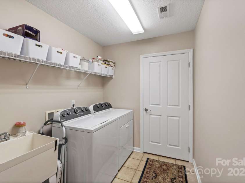 2459 Coltsview Lane, Matthews, NC 28105.  MLS# CAR4286907, YatesRealty ID 31015. 