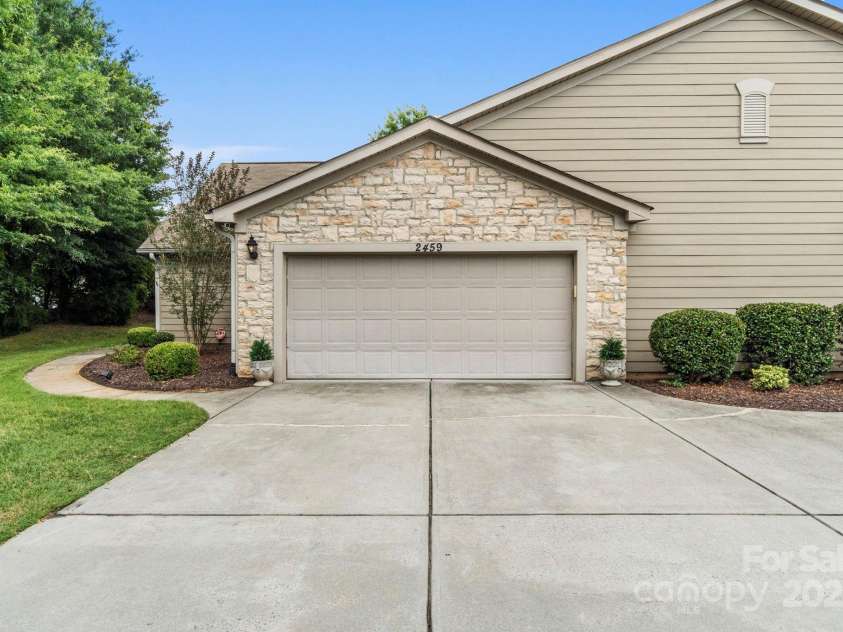 2459 Coltsview Lane, Matthews, NC 28105.  MLS# CAR4286907, YatesRealty ID 31015. 