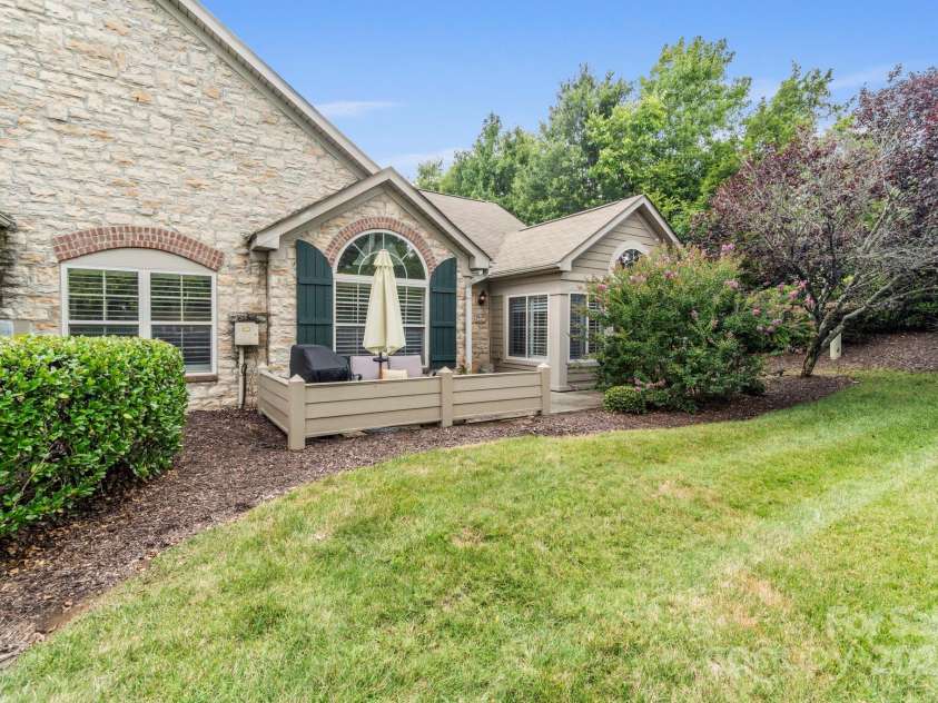 2459 Coltsview Lane, Matthews, NC 28105.  MLS# CAR4286907, YatesRealty ID 31015. 