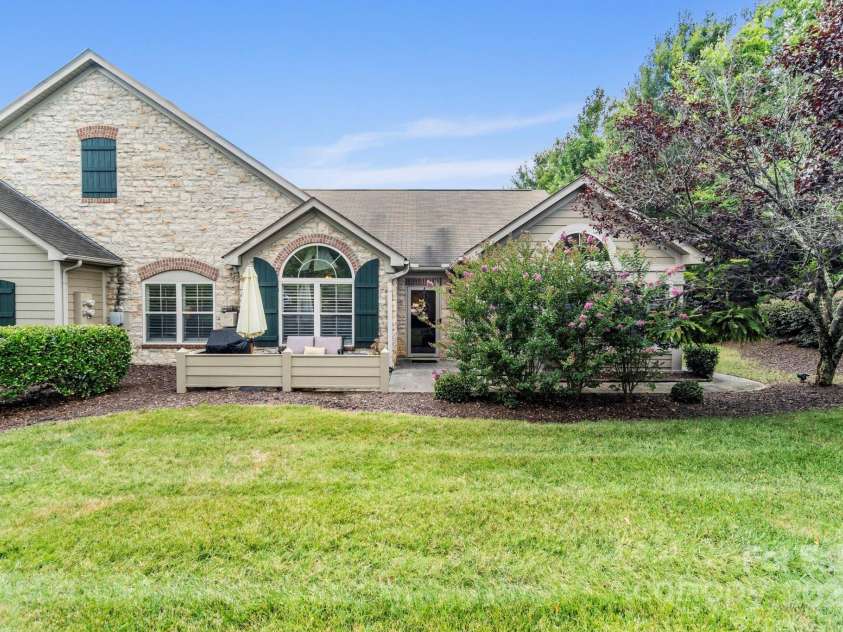 2459 Coltsview Lane, Matthews, NC 28105.  MLS# CAR4286907, YatesRealty ID 31015. 