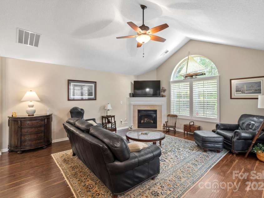 2459 Coltsview Lane, Matthews, NC 28105.  MLS# CAR4286907, YatesRealty ID 31015. 