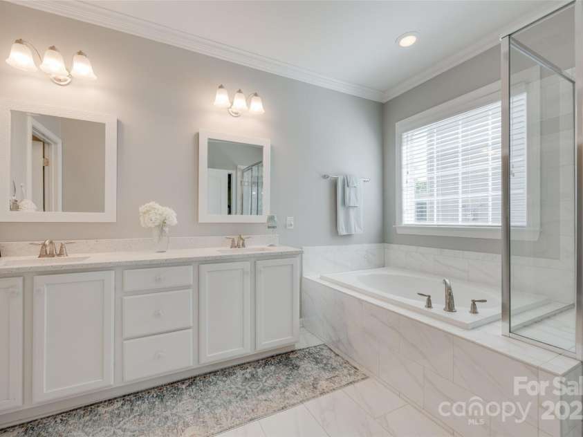14727 Brannock Hills Drive, Charlotte, NC 28278.  MLS# CAR4266580, YatesRealty ID 31016. The double vanity primary en-suite bathroom with lots of storage and large countertops.