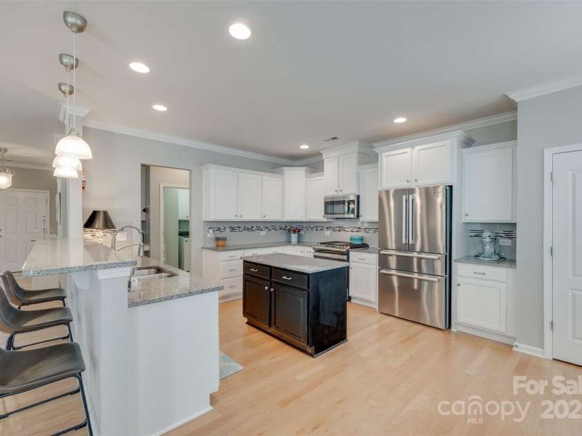 14727 Brannock Hills Drive, Charlotte, NC 28278.  MLS# CAR4266580, YatesRealty ID 31016. The kitchen features all new appliances and a gas stove.