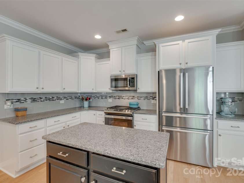14727 Brannock Hills Drive, Charlotte, NC 28278.  MLS# CAR4266580, YatesRealty ID 31016. The kitchen island provides additional workspace for the kitchen.