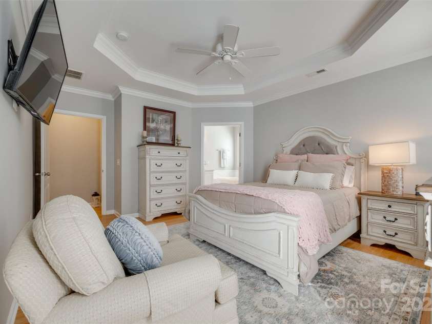 14727 Brannock Hills Drive, Charlotte, NC 28278.  MLS# CAR4266580, YatesRealty ID 31016. Trey ceiling in the primary bedroom.