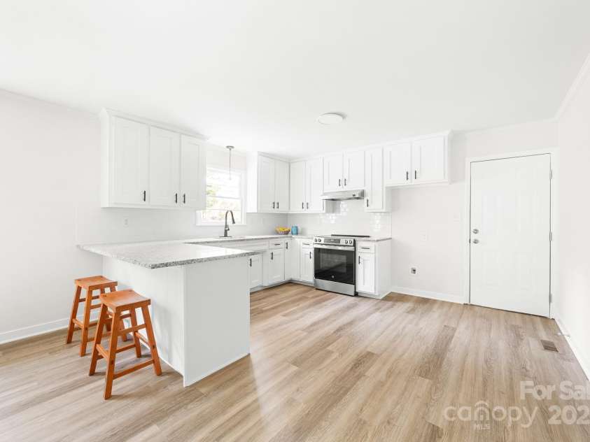 204 Long Creek Road, Bessemer City, NC 28016.  MLS# CAR4284557, YatesRealty ID 31019. Spacious eat in kitchen