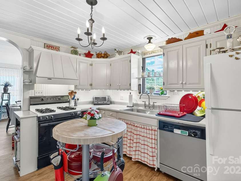 665 Upper Pig Pen Road, Green Mountain, NC 28740.  MLS# CAR4283840, YatesRealty ID 31020. Kitchen