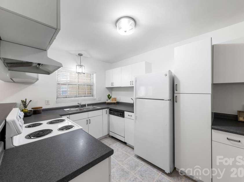 2630 Park Road, Charlotte, NC 28209.  MLS# CAR4396272, YatesRealty ID 31021. 