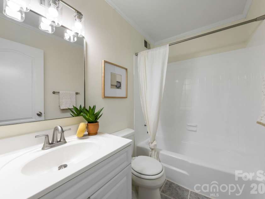 2630 Park Road, Charlotte, NC 28209.  MLS# CAR4396272, YatesRealty ID 31021. 