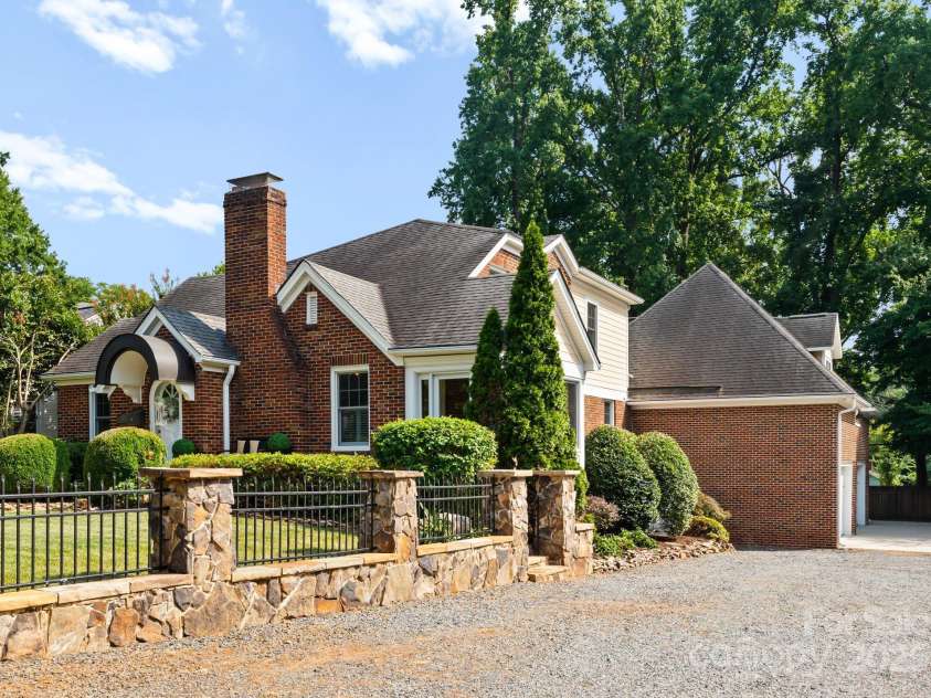 2100 Chesterfield Avenue, Charlotte, NC 28205.  MLS# CAR4269486, YatesRealty ID 31023. 